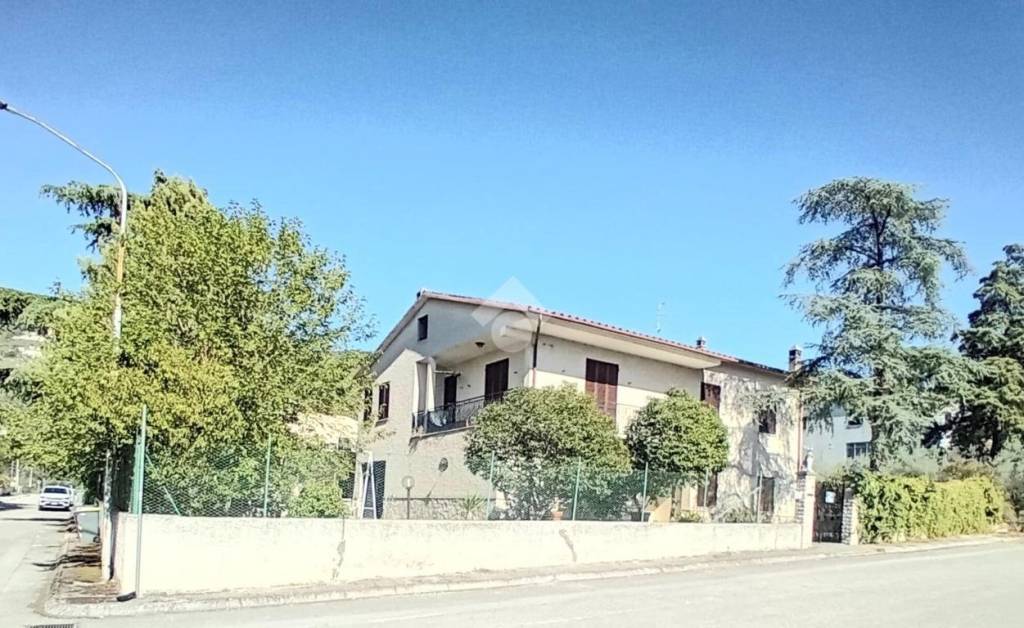 casa indipendente in vendita a Campello sul Clitunno