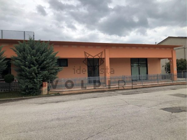 locale commerciale in vendita a Cannara