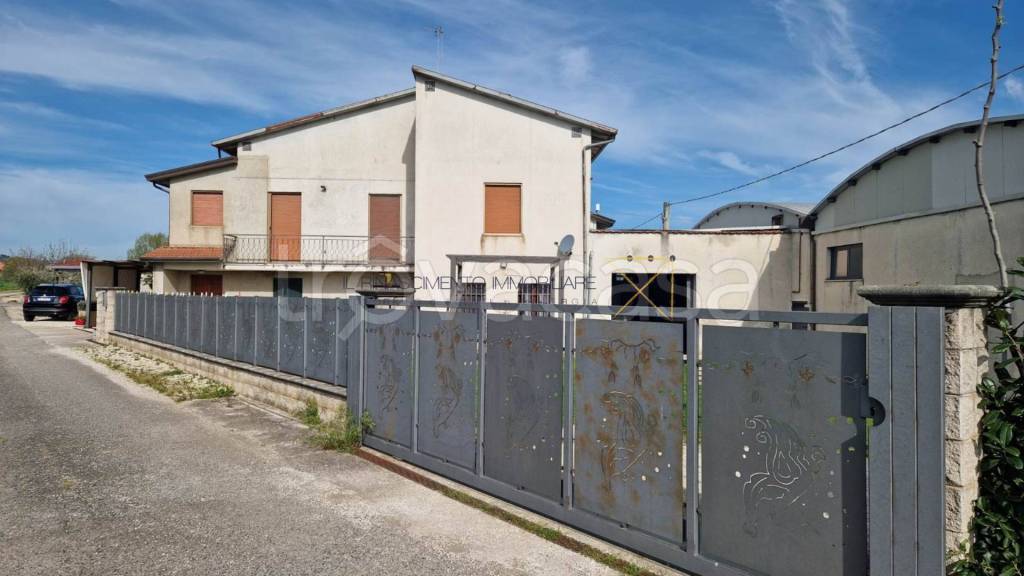 casa indipendente in vendita a Cannara