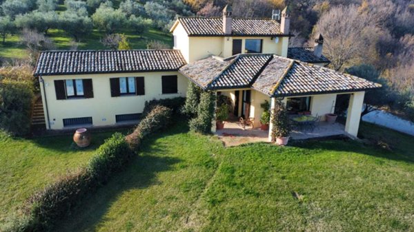 casa indipendente in vendita a Cannara in zona Collemancio