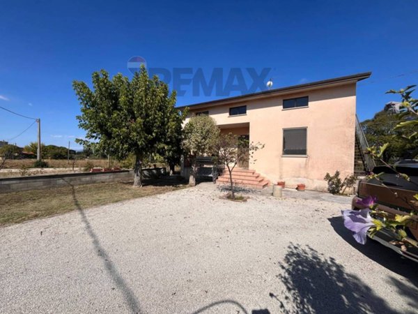 casa indipendente in vendita a Cannara in zona Collemancio