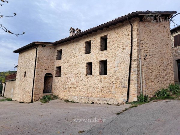 casa indipendente in vendita a Cascia