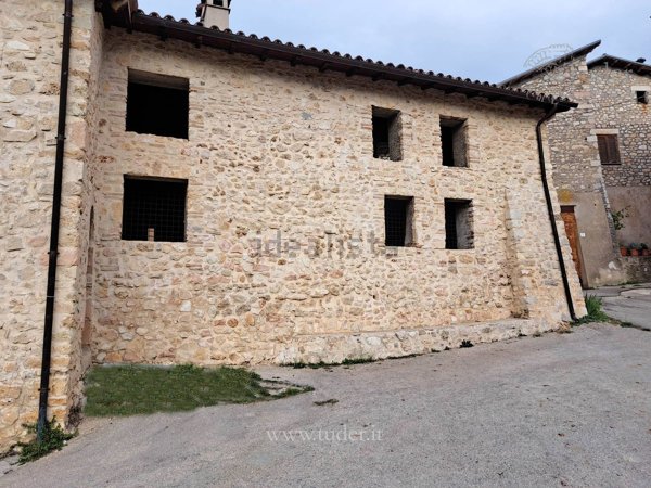 casa indipendente in vendita a Cascia