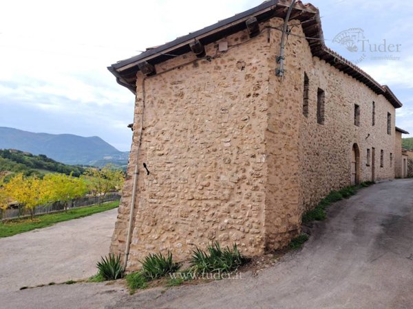 casa indipendente in vendita a Cascia