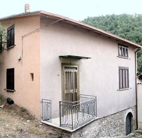 casa indipendente in vendita a Cascia