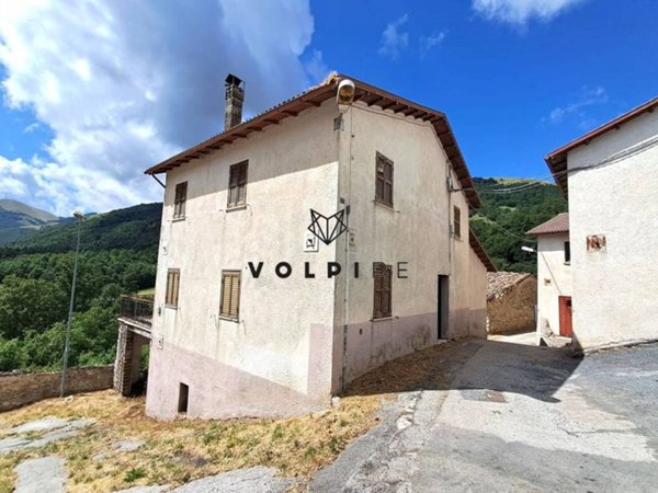 casa indipendente in vendita a Cascia