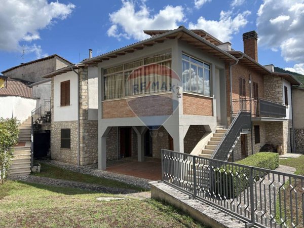 casa indipendente in vendita a Cascia