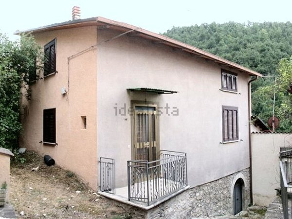 casa indipendente in vendita a Cascia