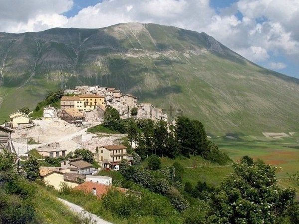 pentavano in vendita a Cascia