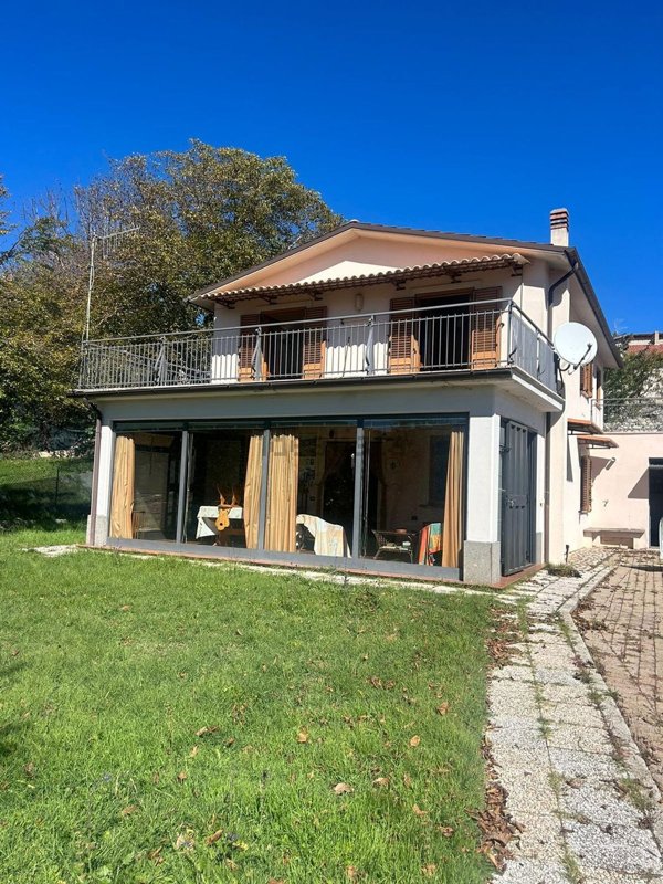 casa indipendente in vendita a Cascia