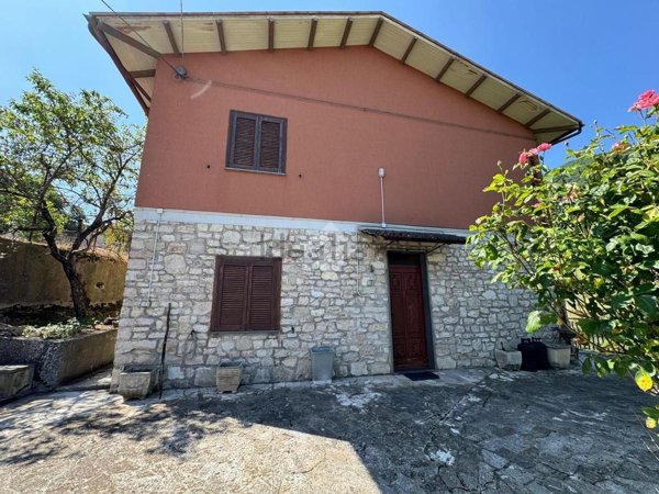 casa indipendente in vendita a Cascia