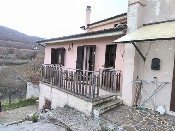 casa indipendente in vendita a Cascia