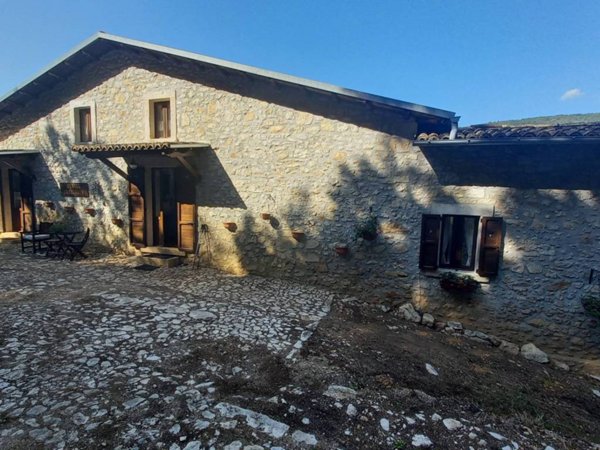 casa indipendente in vendita a Cascia