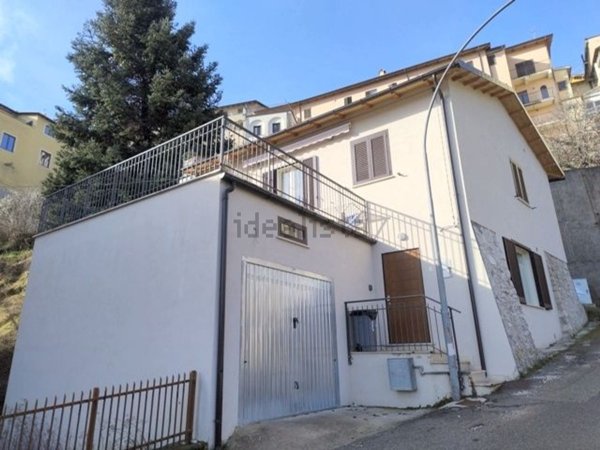 casa indipendente in vendita a Cascia