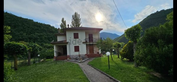 casa indipendente in vendita a Cascia