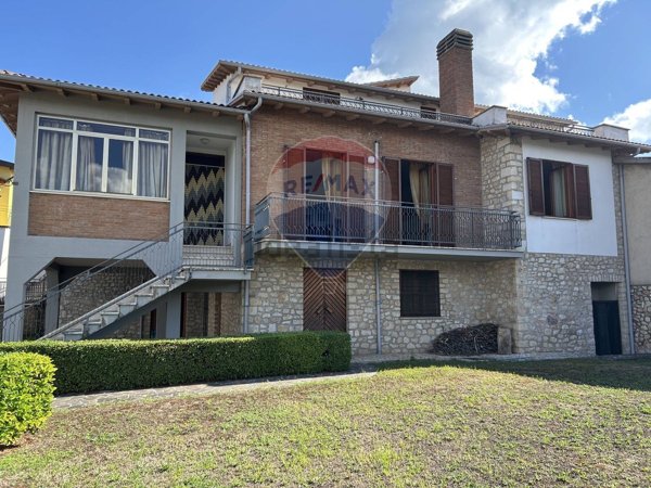 casa indipendente in vendita a Cascia