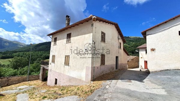 casa indipendente in vendita a Cascia