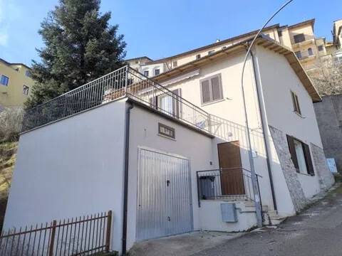 casa indipendente in vendita a Cascia