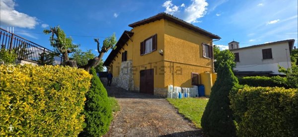 casa indipendente in vendita a Cascia