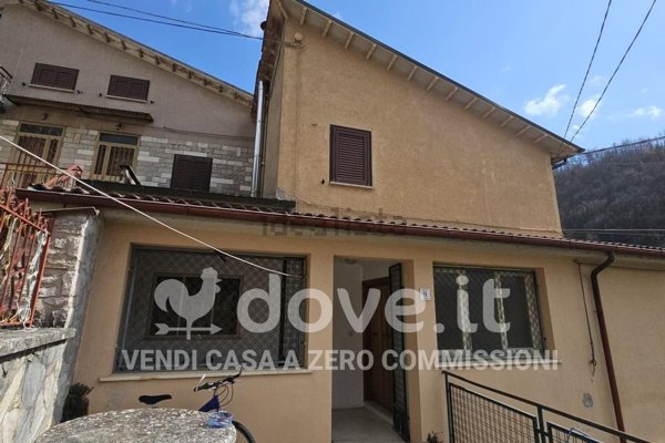 casa indipendente in vendita a Cascia