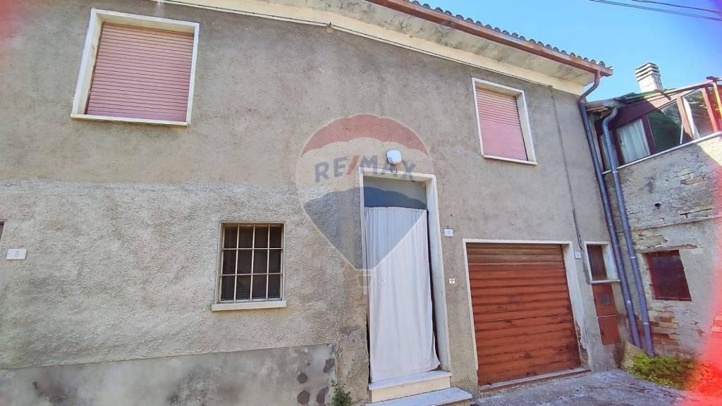 casa indipendente in vendita a Castel Ritaldi in zona Castel San Giovanni