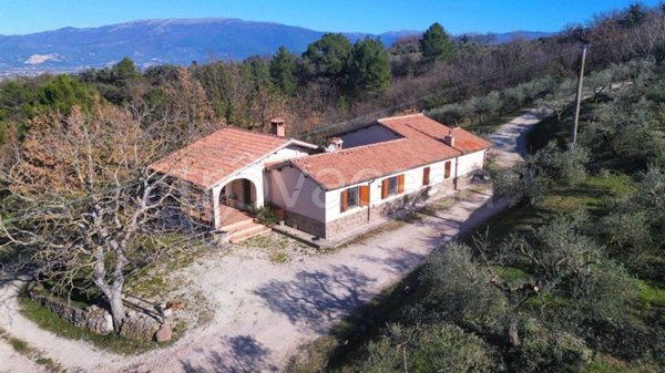casa indipendente in vendita a Castel Ritaldi
