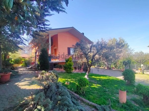 casa indipendente in vendita a Castel Ritaldi