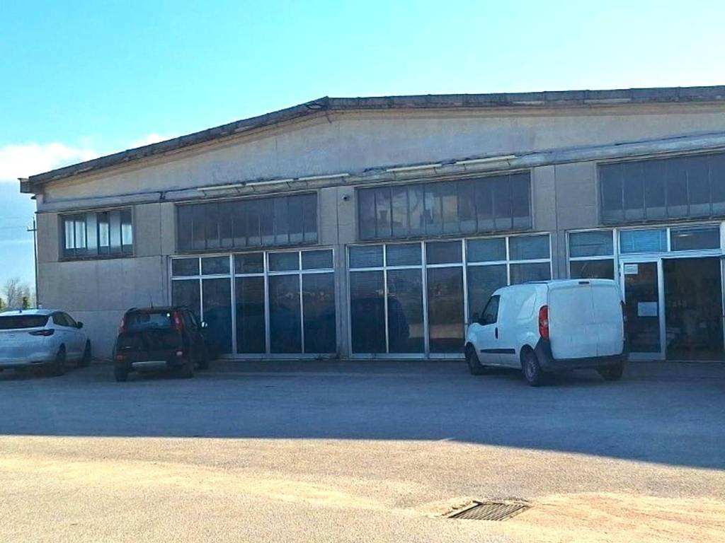 locale commerciale in vendita a Castel Ritaldi