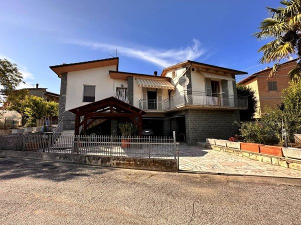 casa indipendente in vendita a Castiglione del Lago in zona Porto
