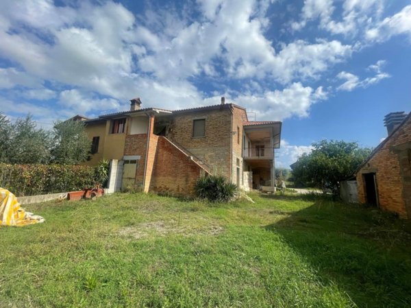 casa indipendente in vendita a Castiglione del Lago in zona Petrignano del Lago