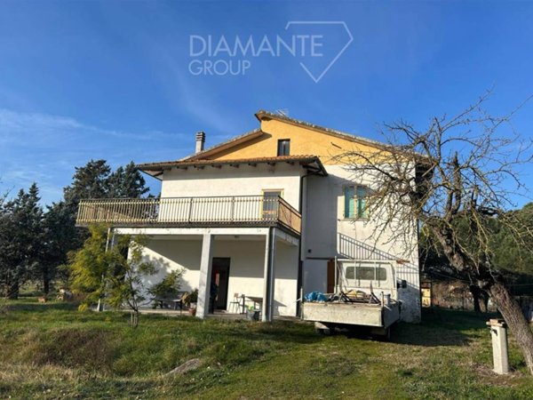 casa indipendente in vendita a Castiglione del Lago in zona Piana