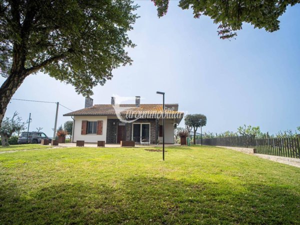 casa indipendente in vendita a Castiglione del Lago