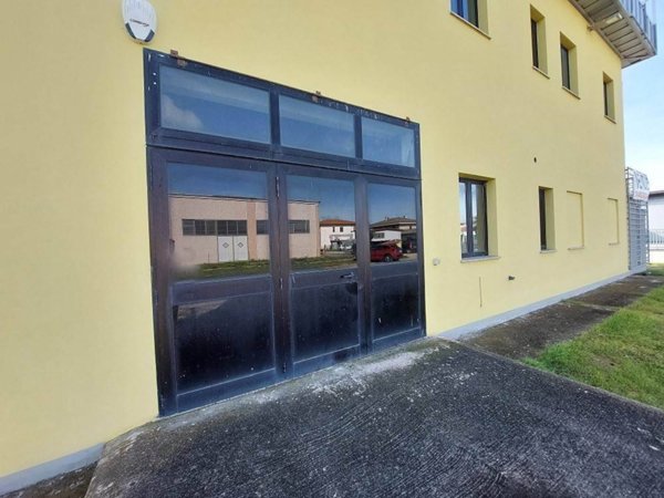 negozio in vendita a Castiglione del Lago in zona Panicarola