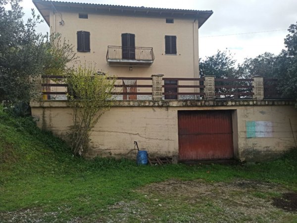 locale di sgombero in vendita a Castiglione del Lago in zona Gioiella