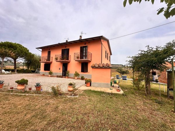 casa indipendente in vendita a Castiglione del Lago in zona Badia