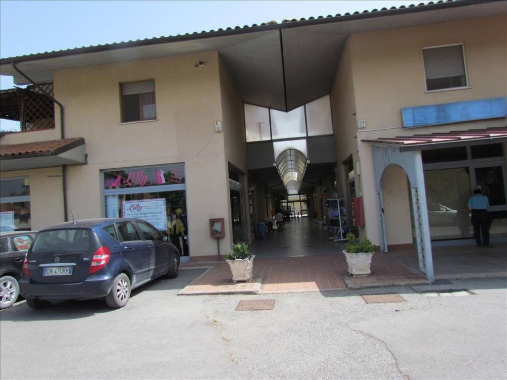 negozio in vendita a Castiglione del Lago in zona Villastrada