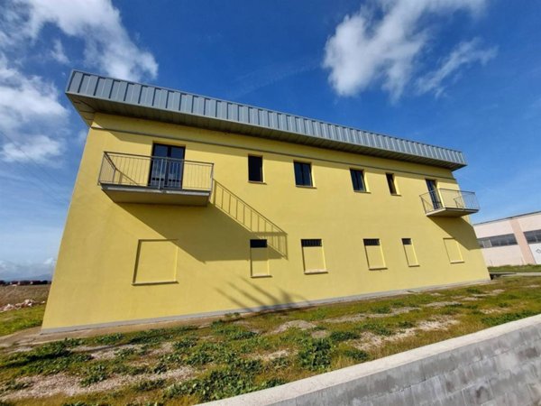 negozio in vendita a Castiglione del Lago in zona Panicarola