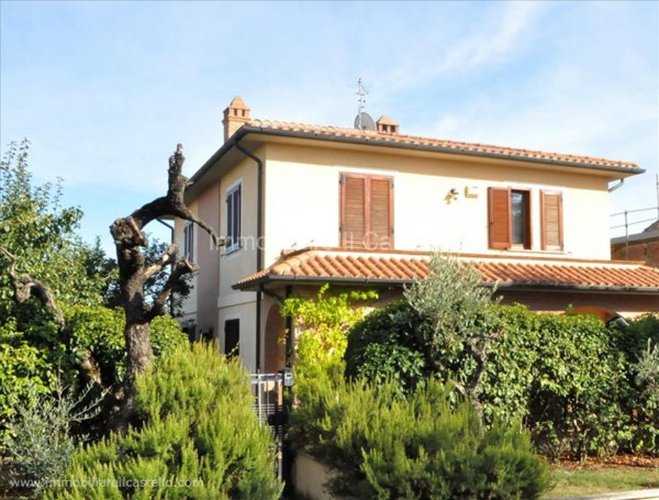 casa indipendente in vendita a Castiglione del Lago in zona Porto