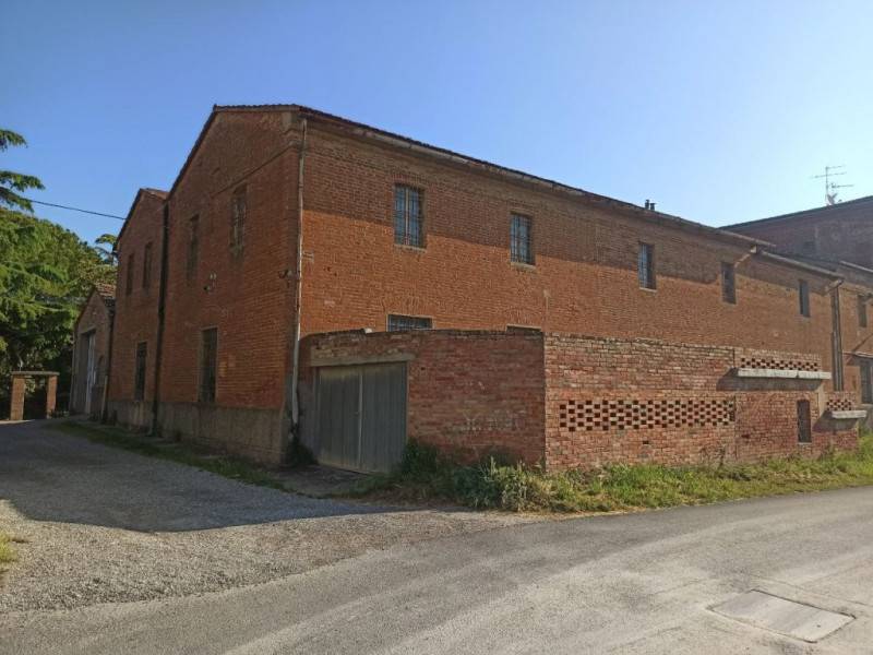 locale di sgombero in vendita a Castiglione del Lago
