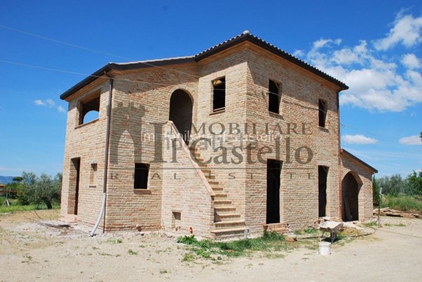 esavano in vendita a Castiglione del Lago in zona Casamaggiore