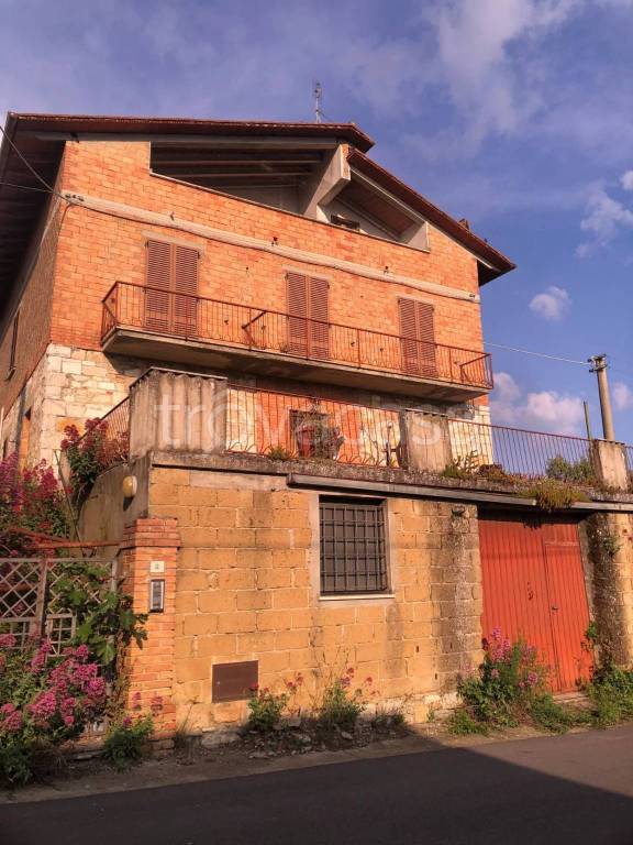 casa indipendente in vendita a Castiglione del Lago in zona Gioiella