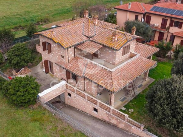 casa indipendente in vendita a Castiglione del Lago