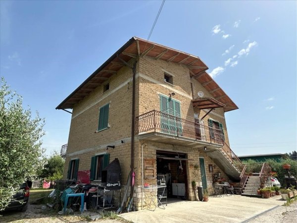 casa indipendente in vendita a Castiglione del Lago in zona Porto