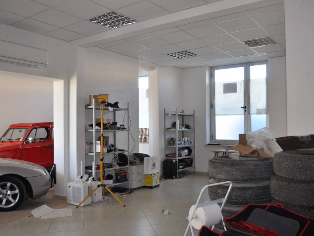 negozio in vendita a Castiglione del Lago in zona Porto