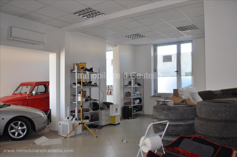 negozio in vendita a Castiglione del Lago in zona Porto