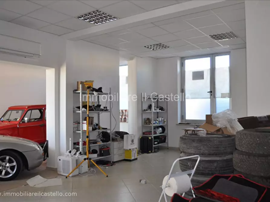 negozio in vendita a Castiglione del Lago in zona Porto