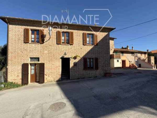 casa indipendente in vendita a Castiglione del Lago in zona Casamaggiore