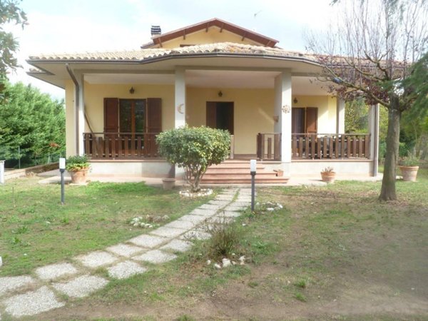 casa indipendente in vendita a Castiglione del Lago