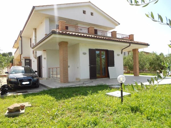 casa indipendente in vendita a Castiglione del Lago