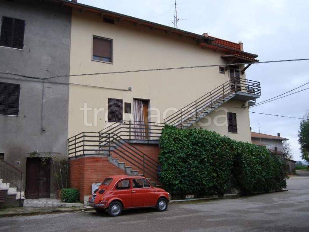 casa indipendente in vendita a Castiglione del Lago in zona Casamaggiore